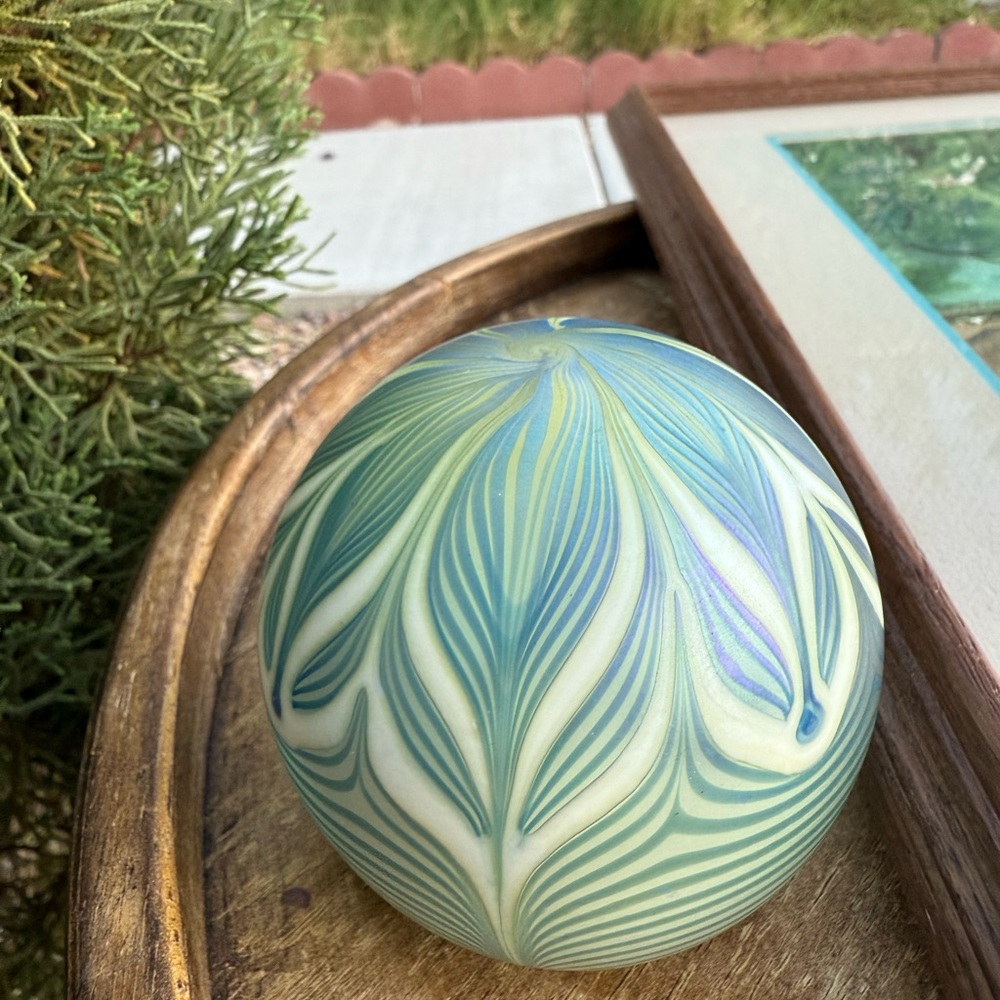 Vintage Vandermark Green and White Feather Glass Paperweight - Picture 4 of 11